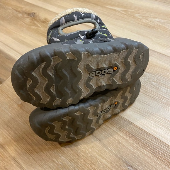 BOGS Toddler Winter Boots Shark Print - Picture 3 of 4